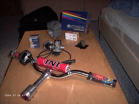 PGO Hot 50 ~ brændt ~ - lige et lille indkøb ;D Athena Racing 47,6, 21mm Dell´Orto, manual choker, Koso Filter, TNT bartstyr, TNT Frempind, TNT skumpude for styr, og en masse pakninger, tendrør, dyser, og ruller :D billede 8