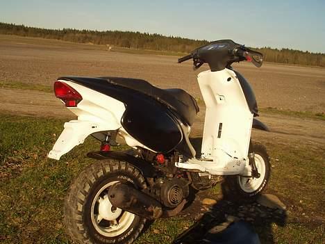 Aprilia Rally AC - Solgt - Bagende.  skjoldende er sat løst på, så i kunne få et indblik i hvordan den ville se ud med skjolde. billede 2