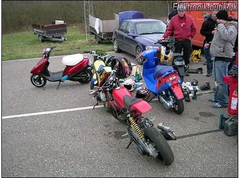 Yamaha jog as - det er svært at se , men det er min jog med det hvide sæde i baggrunden . billede 16