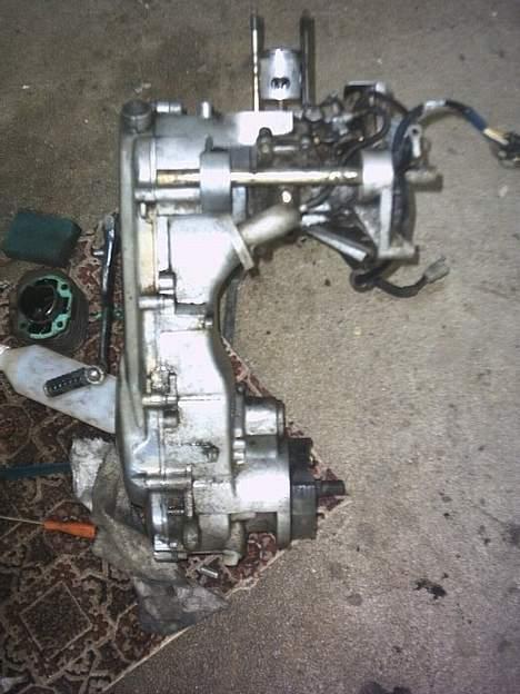 PGO Hot 50 (Solgt) - Sådan så motoren ud da jeg sidst gik fra den efter 4 timers arbejde....(den var virkelig beskidt) billede 4