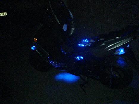 Peugeot Speedfight 2 TURBO SOLGT - 28 dioder, ses tydeligt. billede 8