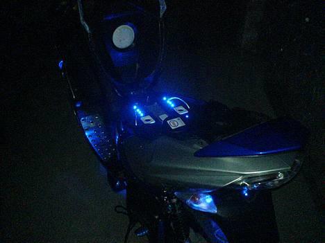 Peugeot Speedfight 2 TURBO SOLGT - Her er der så gang i det lille vilde anlæg, med music controller + 10 dioder. billede 9