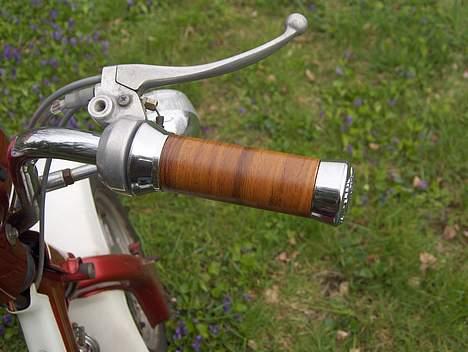 Suzuki FZ 50 I KOMA... - Her kan man rigtig se de smukke håndtag i gylden valnød. billede 7