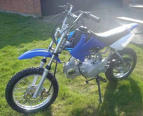 MiniBike Feiyue (SOLGT) - Den gør sig godt i solen. Dejligt vejr! billede 3