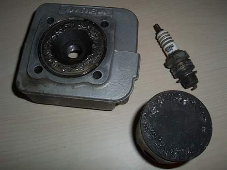 Yamaha Bws Bump (SOLGT) - Sådan ser et stempel og topstykke så ud, når et nåleleje, går i stykker!! ups. Det er brændt helt af mit tændrør.. Køber ordentlige tændrør frem over!! billede 10