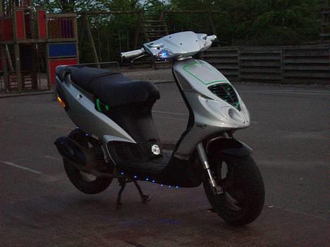 Piaggio Mine scooter gennem tiden - Så fik jeg Sat neon lys på og sådan smat anlæg. billede 2