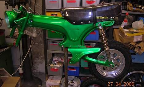 Honda AA Dax Mean green machine - Så kom der bagstøddæmpere og baghjul på billede 6