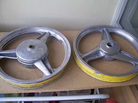 Vespa ciao projekt (solgt) - ved at blive højglanspoleret, er ikke færdig endnu, der var 4 lag maling på så det har været et kæmpe arbejde og få det af... billede 4