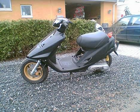 Yamaha Jog AS - Pjoggen fra siden. billede 1