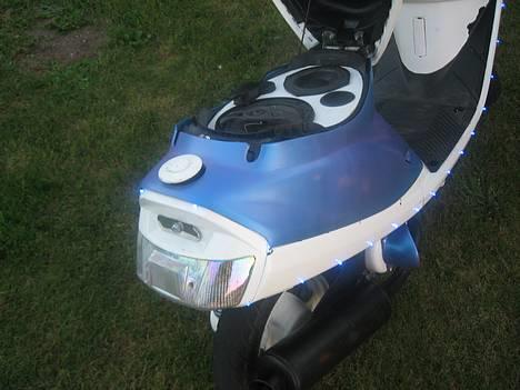 Yamaha jog fs - Et lille anlæg, spiller godt lidt fesent, men har ikke kostet mig en bøjet femøre. & seks dioder rundt i baglygten. billede 6