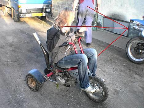 Puch projekt 3 hjul VÆK :'/ - med min suzuki    lige i højre side :P billede 5