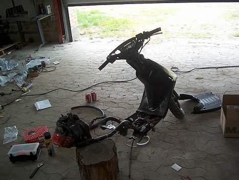 Yamaha Jog Black an Red Solgt - repation a stellet + malling :D billede 4