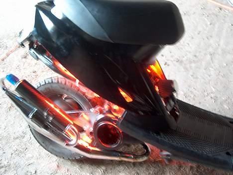 Yamaha Jog Black an Red Solgt - Billedet med luft kølet på mangler en rød grisetryne med hvidt gitter jeg aldrig fik billed af billede 5