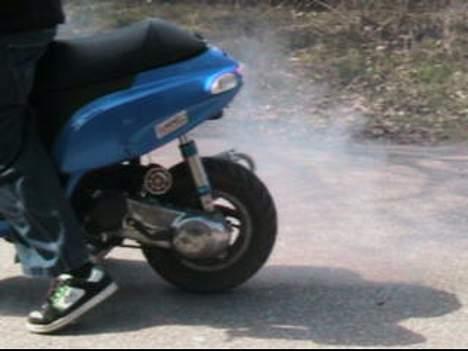 Piaggio Typhoon - lige en lille koger..  men lidt svært når man har pig dæk..:D billede 11