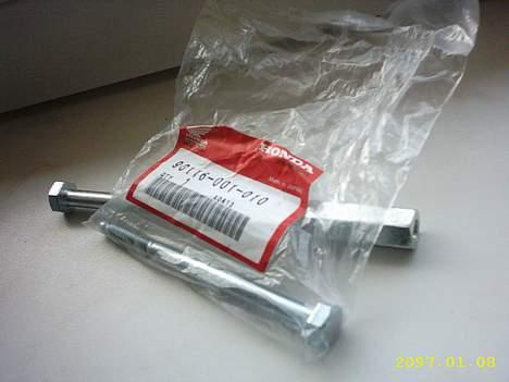 Honda CD 50 [Projekt] - ja ja den blir fin og orginal.. orginale bolter til motor ophænget grr.. ;D billede 12