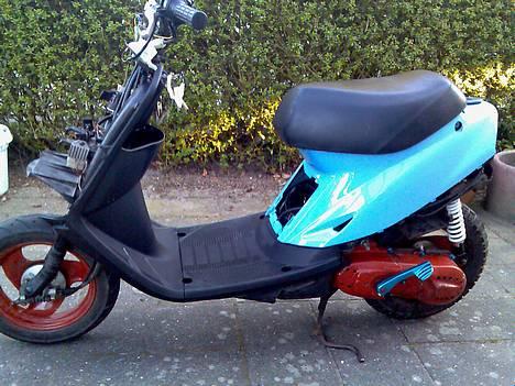 Yamaha Jog (solgt) - Ved at sætte nye skjolde på!!  billede 1
