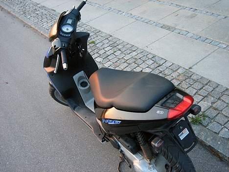 Piaggio NRG Power DT - Dette billede kan jeg specielt godt lide pga. solen som skinner i lakken... billede 3