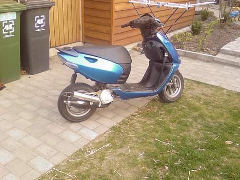 Aprilia Sonic "Blålyn LC *Byttet* - efter en vask, det grønne skær kan skimmes på bagskjoldet, mangler stadig lige en gang voks for at blive perfekt billede 12