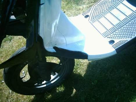 Yamaha Jog FS **SOLGT** - Ja ! Den trænger sku til nye inderskjolde efter den kørte galt ! billede 6