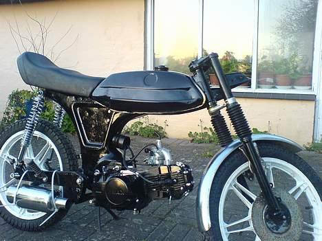 Puch Monza 125ccm. - Solgt - såå. det er en prøve tank der er på. sædet er også bare et. det sæde der kommer på er ved sadelmager og tank og sider ved automaler billede 4