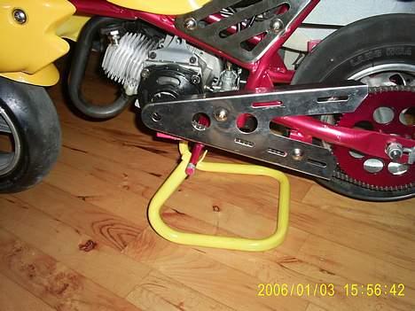 MiniBike 47cc *Solgt* 650 kr - Gult stativ.. billede 5