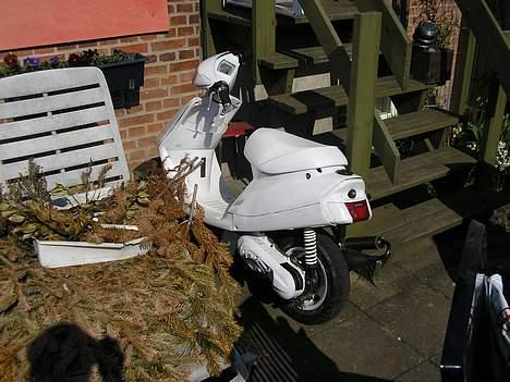 Yamaha jog projekt ts lc Byttet! - der holder den som regel når det er godt vejr men lige pt står den i kælderen for skift til neos motor... billede 2