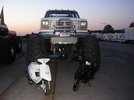 Yamaha jog projekt ts lc Byttet! - mig og en ven... min vens jog er kamæleon men ser sort ud på billede. billede 17