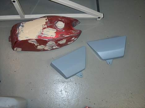 Suzuki DM-50 [Solgt] - Tanken og sideskjoldene billede 7