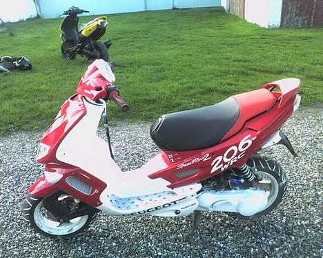 Peugeot Speedfight 2 wrc - Solgt - - min scooter.,, og mark´s i baggrunden :p billede 8