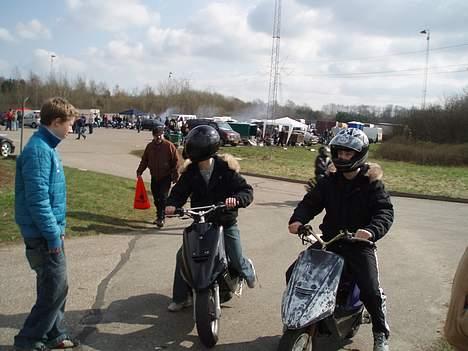 Yamaha jog  - mig på joggen med ned pusset front lasse på den anden jog og thomas (calle) i den blå jakke fra kolding træf det var nice ;P billede 3