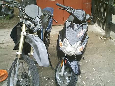 Suzuki rmx (solgt) - her stå den så sammen med min lille jog r :) billede 16