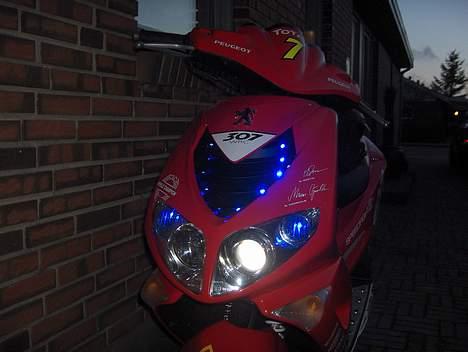 Peugeot Speedfight 2 wrc 307 ac - Der er 10 dioder i grillen, og 1 i hver side af forlygterne.  billede 1