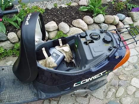 PGO Comet ¤HOLM's¤ - saddelboksen... sædet kan tages af... da beslaget er knækket... billede 2