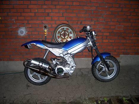 Suzuki Street magic # solgt # - Som den står idag, uden front, venter på alien face  billede 1