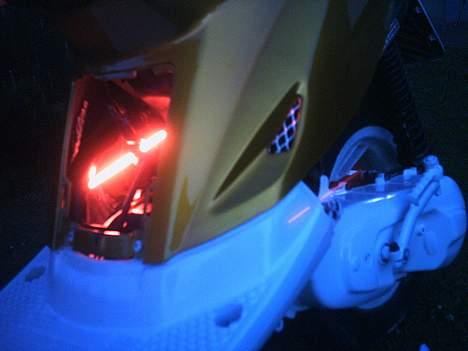 Yamaha Guldklumb *SOLGT* - Det hvide hegn som jeg har sat på bagved + neonen billede 11