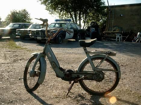Vespa Ciao TIL SALG - I kan se mine biler i baggrunden som i også kan finde under mine andre 2hjulere herinde (bla Popcornen) billede 4