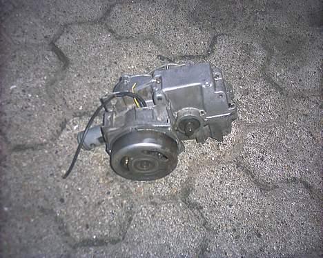 Puch Maxi P (Soolgt) - en lille fin puch p motor som lige mangler cyllen, og har ikk lige fået sat fortandhjul på i nu. billede 2