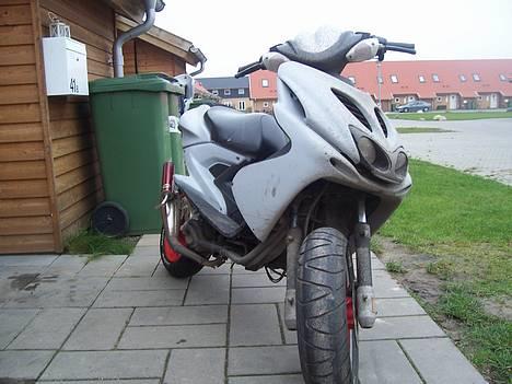 Yamaha Aerox (solgt) - Som den står lige pt, med skidt og det hele ;-) billede 1