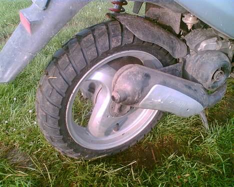 Piaggio Nrg Mc3 (Solgt) - Det nye dæk (rigtig go at lave kåger med på græs) billede 15