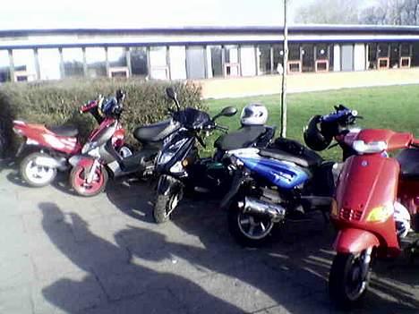 Peugeot speedfight 2 206 - Dette er så nogle af de medlemer der er af hammel scooterklub..! billede 11