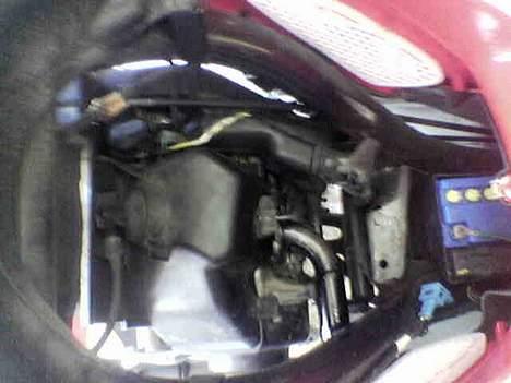 Peugeot speedfight 2 206 - Den var lidt træls at sætte på,  fordi den ikke passede helt...! men det gør den nu...! billede 14