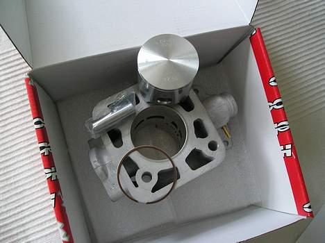 Suzuki Rmx solgt for 19000  - Her er den nye Hebo cylinder, købt hos scooter-shoppen, det skulle være 47mm men er 47,6mm det står på stemplet og på instruktions papiret over cylinderen, men det er kun fedt at den er større hehe.Ps. har selv målt den med en skydelære. billede 14