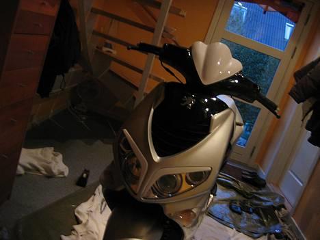 Peugeot speedfight 2 ac - fronten.. ved godt farverne ikke passer sammen.. men da jeg skal have malet den hvid og en anden farve købte jeg det bare i hvidt til at starte med.. billede 2