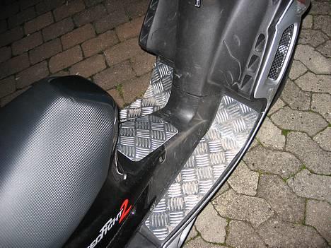 Peugeot speedfight 2 ac - aluplader på trinbrættet og på batteridækslet.. billede 5