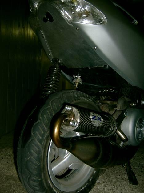 Aprilia Sonic - Fladt bagdæk! :( ... Eller dog! Det betyder nye dæk til far her! :D .. Hehe... billede 3