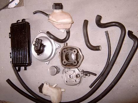 Aprilia sonic - TILSALG..........BEMÆRK: Dette er et komplet vandkøller system ink. Polini corsa cylinder, topstyk og stempel. Kittet passer på diverse modeller som: Jog, Aprilia Ralley, Aprilia Sonic osv......Gi et bud....byttes evt. får andre tun dele! billede 10