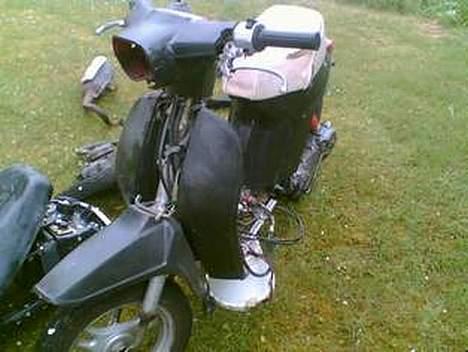 Honda Melody (Solgt) - Gammelt billed. Men den mangler stadig forlygte og det lille skjold. Men trinbrættet er der nu. billede 8