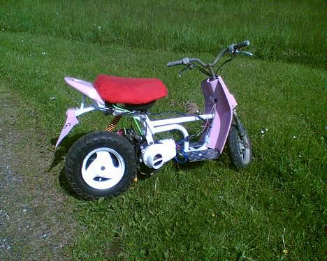 Honda Melody/hot "projekt" - Så er den halvt samlet :P mangler lige en ny forgaffel + forfælg, og så få malet de sidste skjolde :P og så skal ledningsnettet lige sættes ordentligt :P billede 3