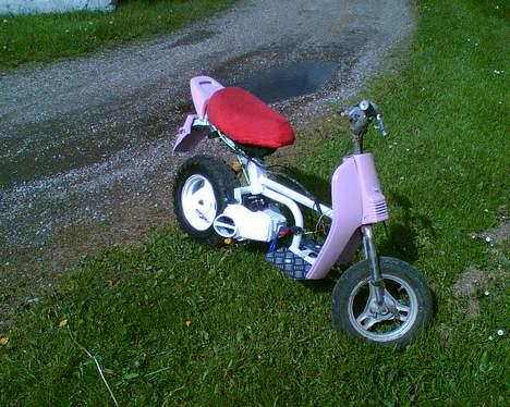 Honda Melody/hot "projekt" - Så er den halvt samlet :P mangler lige en ny forgaffel + forfælg, og så få malet de sidste skjolde :P og så skal ledningsnettet lige sættes ordentligt :P billede 4