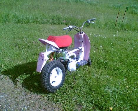 Honda Melody/hot "projekt" - Så er den halvt samlet :P mangler lige en ny forgaffel + forfælg, og så få malet de sidste skjolde :P og så skal ledningsnettet lige sættes ordentligt :P billede 5